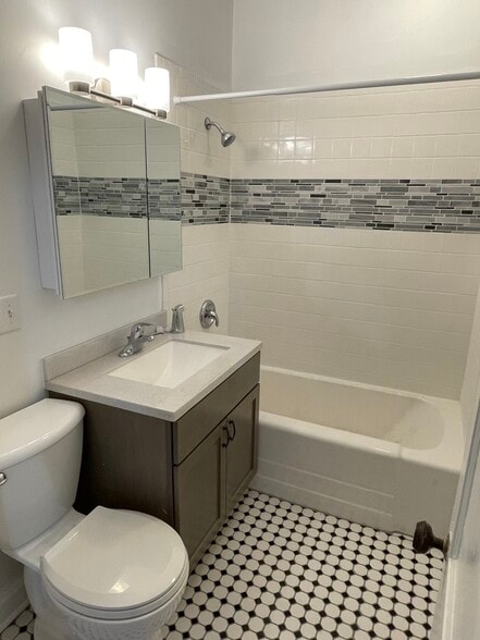 Building Photo - 1721 W Farragut Ave