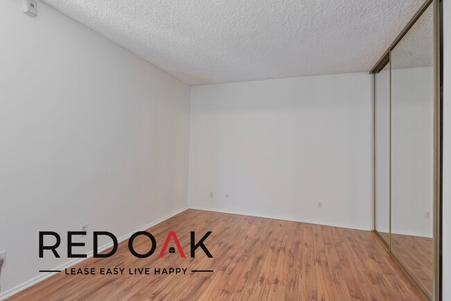 Building Photo - Deluxe One Bedroom with Beautiful Hardwood...