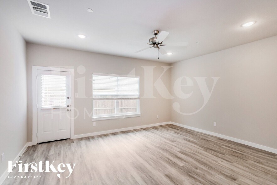 Building Photo - 323 Niki Dr