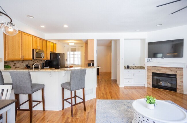 Building Photo - 2960 Newport Cir