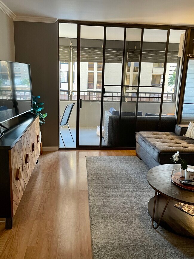 Living room opens to lanai. - 1521 Alexander St