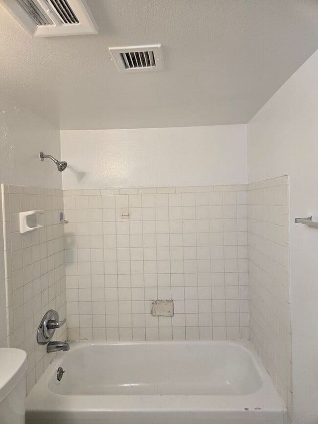 Building Photo - Spacious 3 bed, 2 bath upstairs, condo in ...