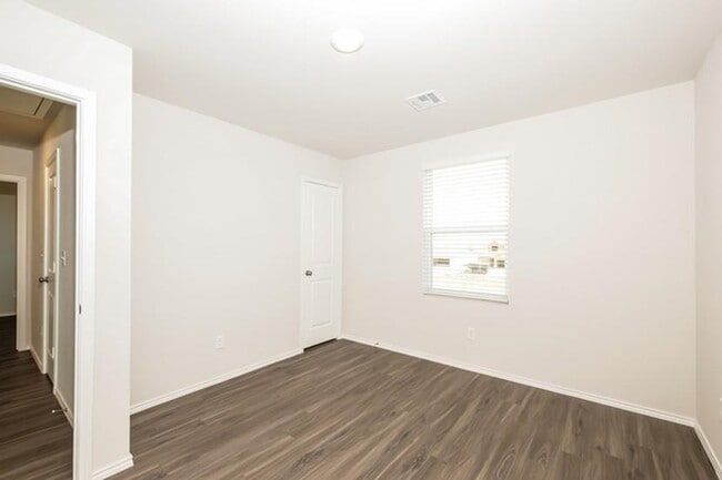 Building Photo - 1810 Dogwood Dr