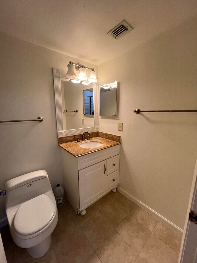 Building Photo - 706 Sunny Pine Way