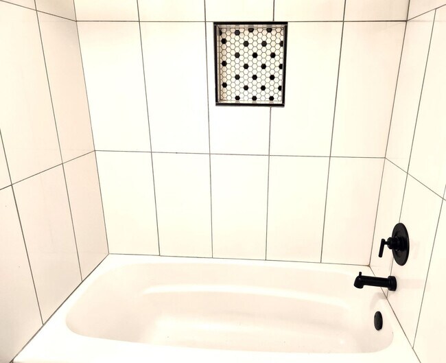 Building Photo - SPECTACULAR 1 BEDROOM 1 BATHROOM LOWER LEV...