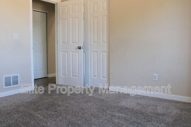 Building Photo - 318 W Coral Dr