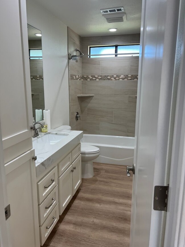 Building Photo - 4177 Villa Dr