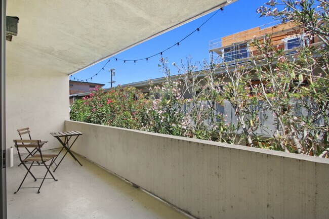 Building Photo - 11615 Darlington, Prime Brentwood, Steps to San Vicente