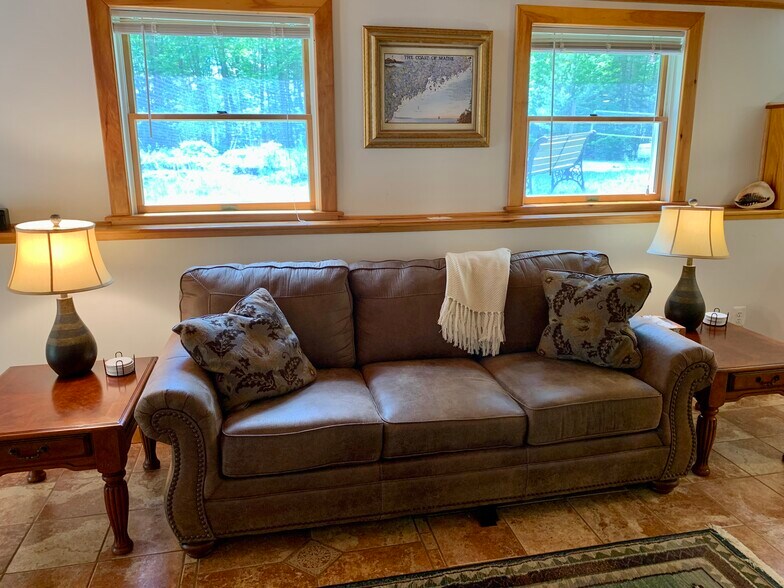 Building Photo - 48 Pine St