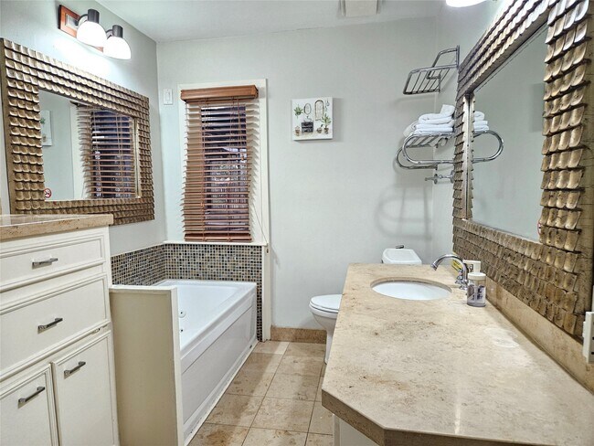 Building Photo - 5203 Chesapeake Way