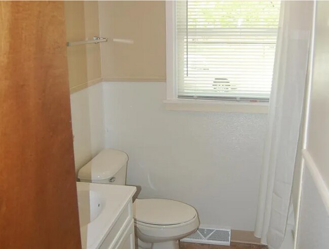 Building Photo - 722 13th Ave