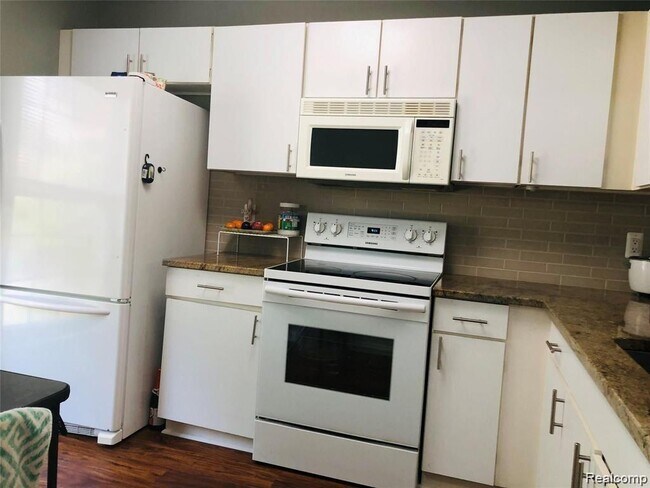 Building Photo - 41419 Cornell Dr