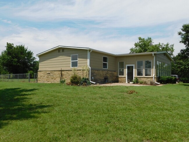 Building Photo - Beautiful countryside home outside Augusta!