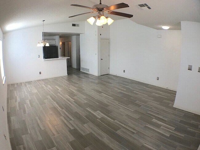 Building Photo - East El Paso 3bed/2bath Refrig A/C