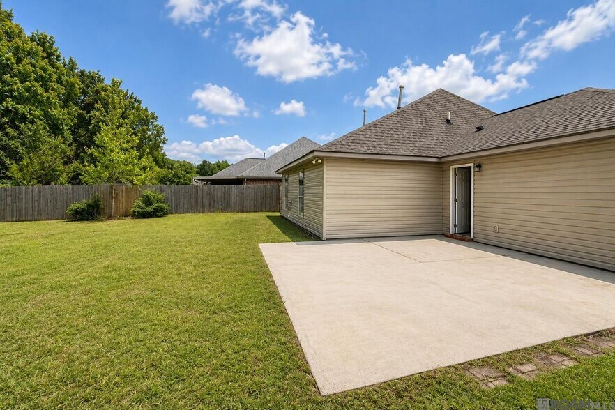 Building Photo - 26197 Glenbrooke Dr