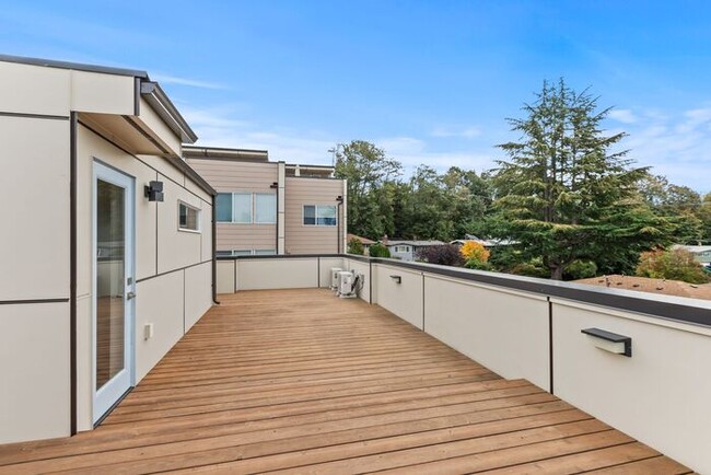 Building Photo - Unique West Seattle Townhome with Air Cond...