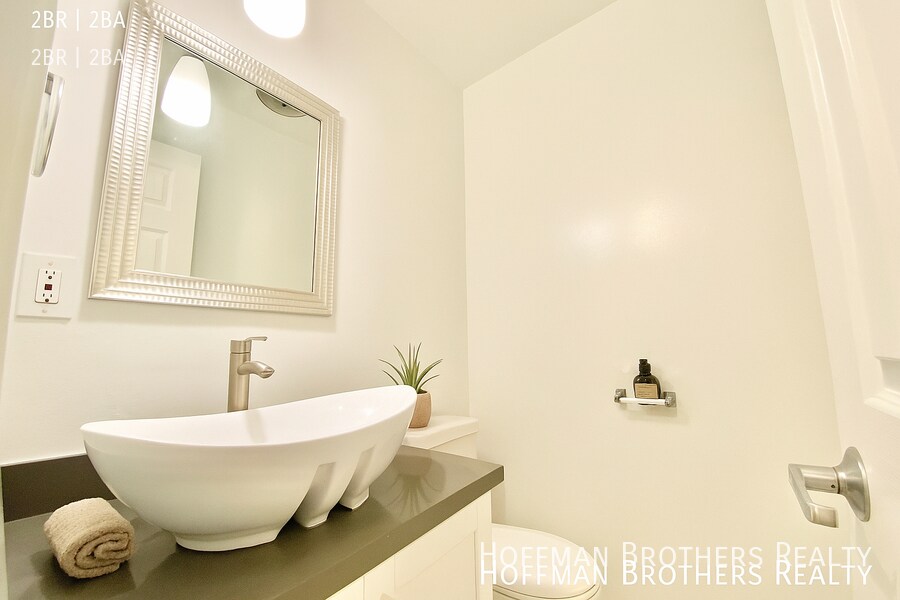 Building Photo - 2106 S Bentley Ave