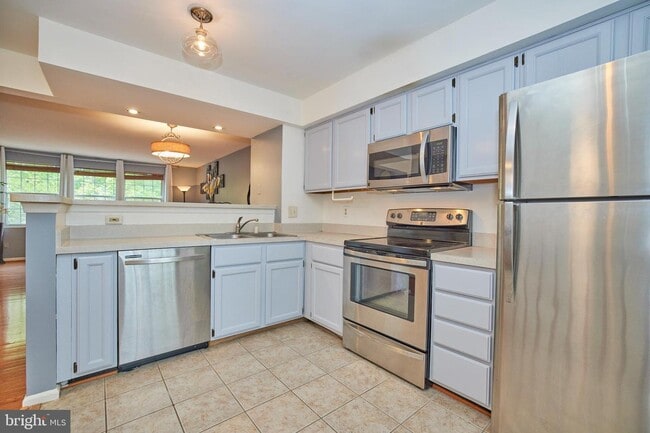 Building Photo - 6633 Skylemar Trail