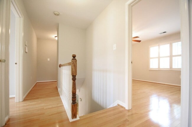 Building Photo - Classic 4 Bed 3.5 Single Family Home Sitti...