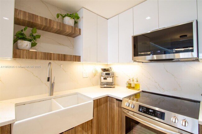 Building Photo - 3725 S Ocean Dr