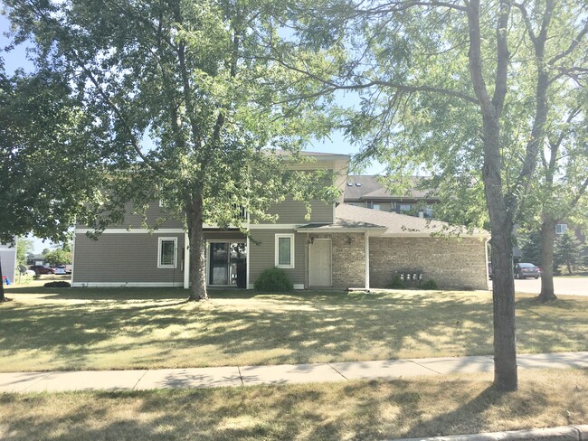 Building Photo - 261-267 Meadowside Dr
