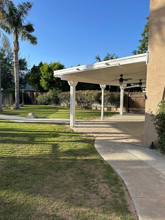 Building Photo - Two story home in Bakersfield