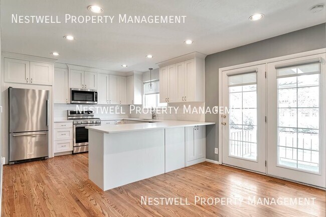 Building Photo - 1335 E Maplewood Cir