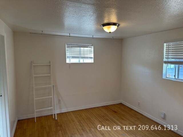 Building Photo - 115 1/2 Poplar -1/2