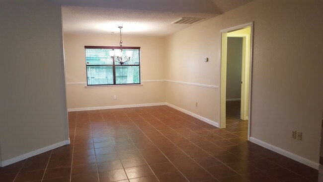 Building Photo - 2102 Rolling Glen Dr