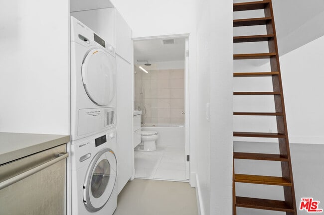 Building Photo - 558 Rose Ave