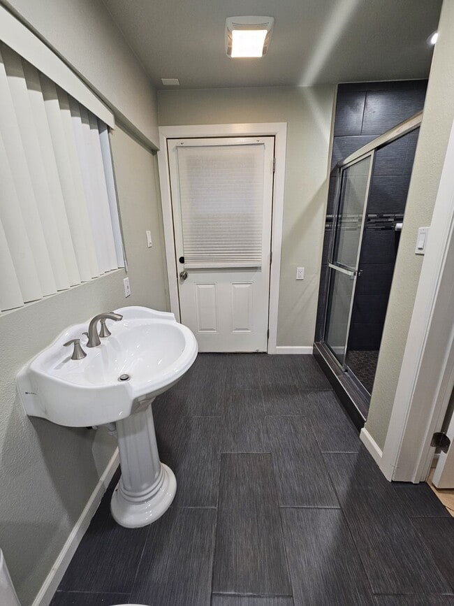 Building Photo - Beautifully renovated 2 bedroom 2 bath One car parking stall Laundry room onsite Courtyard Gated ...