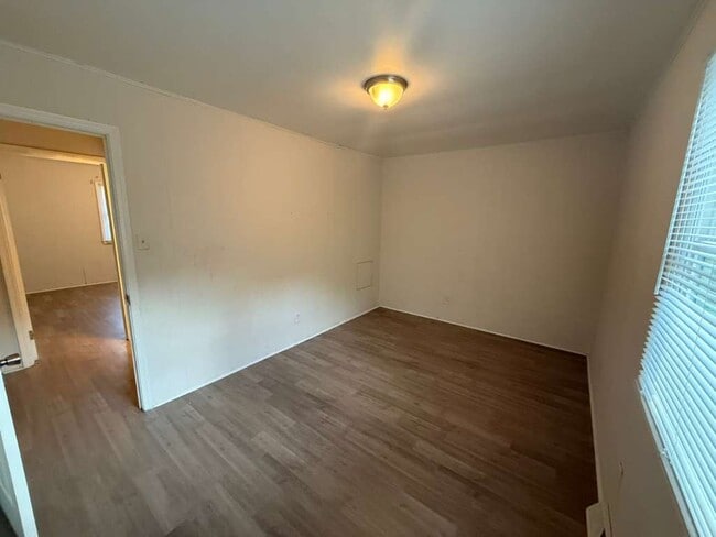 Building Photo - 618 Eastview Ct