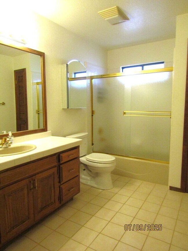 Building Photo - Beautiful Single Story Home in Great Santa...