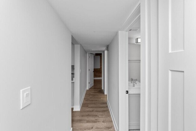 Building Photo - 1 bedroom in Chicago IL 60610