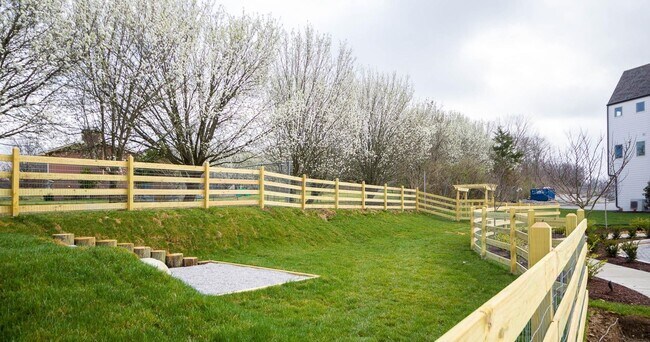 Building Photo - Gorgeous 3 bedroom end unit townhome with garage