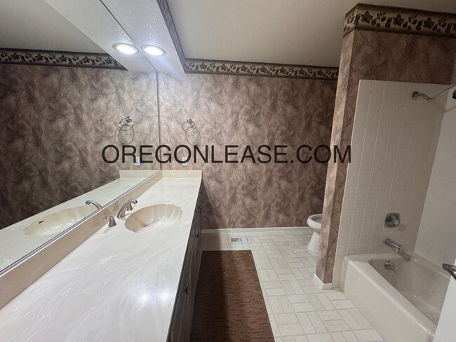 Building Photo - Spacious Home in Prime Ferry Street Bridge...