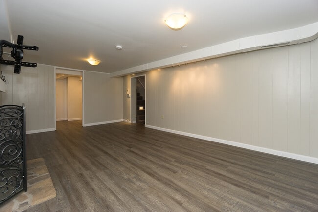 Building Photo - 3002 32nd Ave W