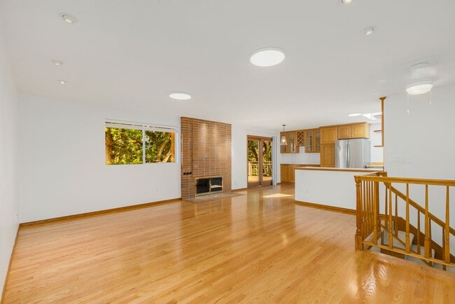 Building Photo - Charming Tri-Level Home in Ideal Location ...