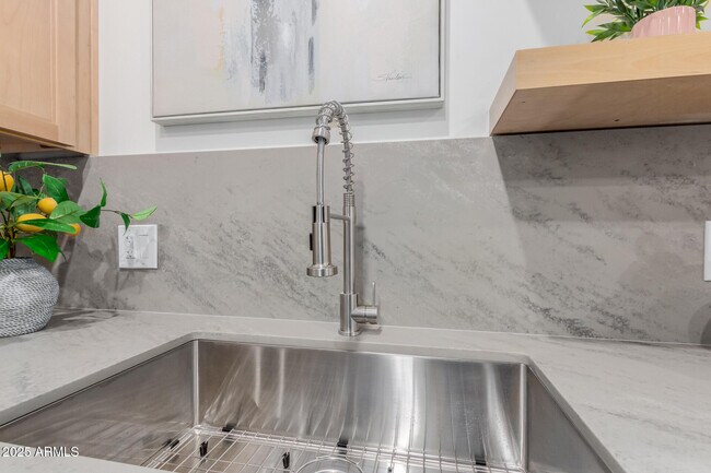 Building Photo - 12005 N Panorama Dr