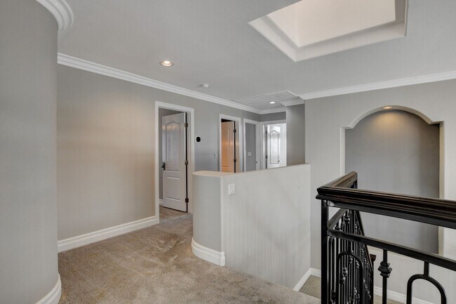 Building Photo - COMING SOON!! $1000 off 1st months Rent Guard-Gated Golf Course Living on the 14th Green!