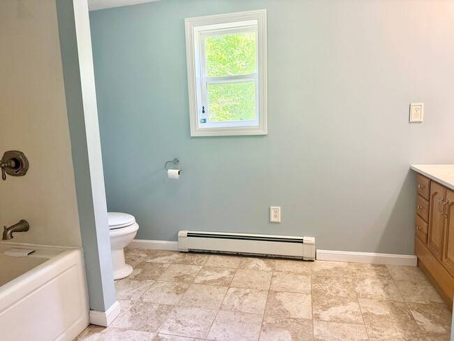 Building Photo - Sunny & Spacious 4 bedroom home