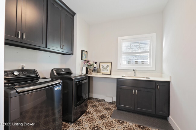 Building Photo - 14000 Glendower Dr