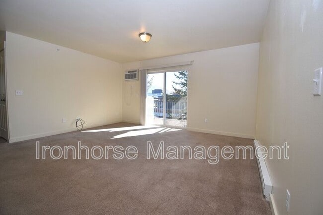 Building Photo - 807 W Villard St