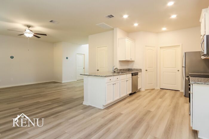 Building Photo - 10466 Sweetwater Creek Dr