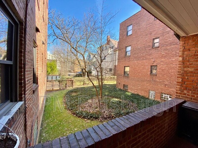 Building Photo - 765 College St