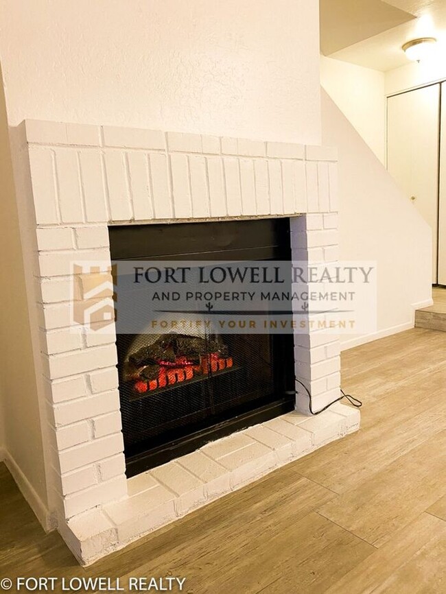 Building Photo - 2 Bed 2.5 Bath Townhome