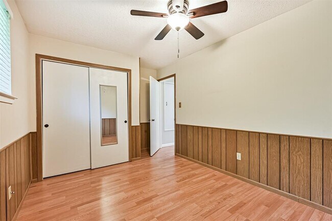 Building Photo - 504 Kingsbury Ln