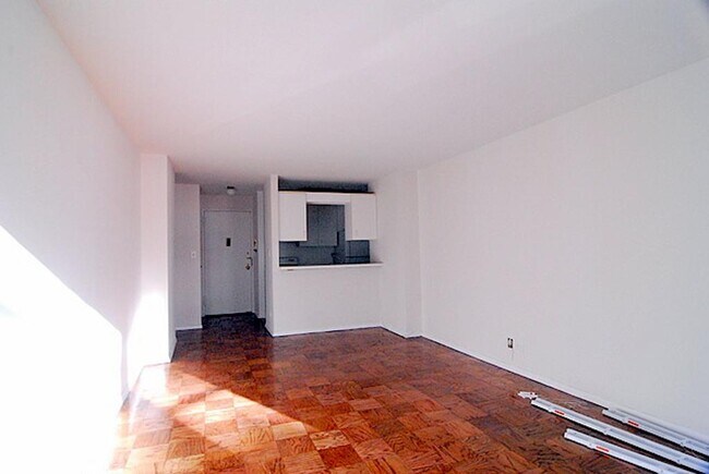 Building Photo - 400 E 71st St