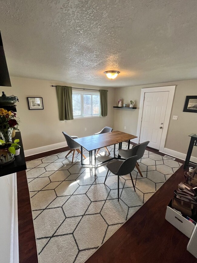 Building Photo - Stunning 4 Bed Home West of Drake