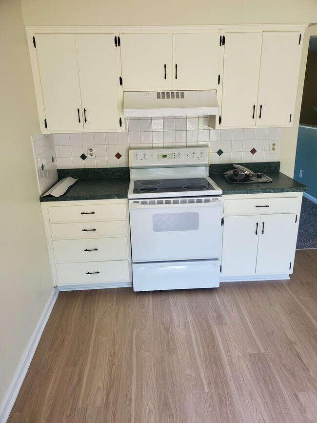 Building Photo - 1925 Heatherwood Dr